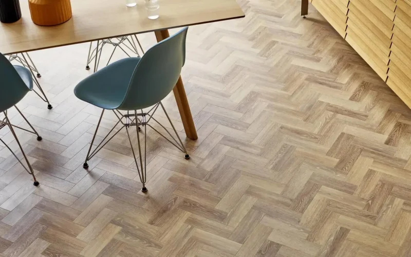 amtico-spacia-ss5w3313-mulled-oak-small-parquet-kitchen-main_wh_1920x1080